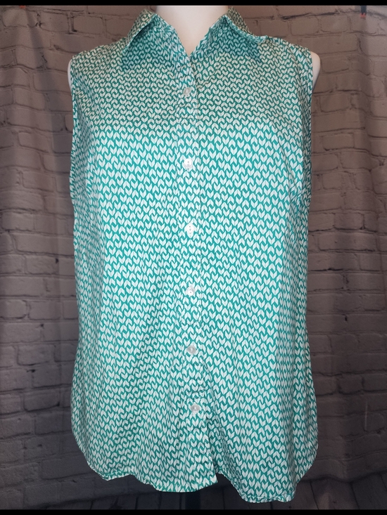 Liz Claiborne Tops - Sleeveless Button-Front Women’s Top in Teal Geometric Print